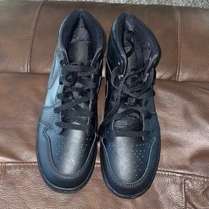 boys size 7 youth nike air jordan 1 mid gs “triple black”
